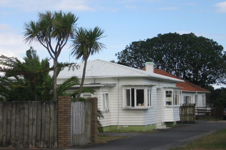 Photo of property in 3170 Great North Road, New Lynn, Auckland, 0600