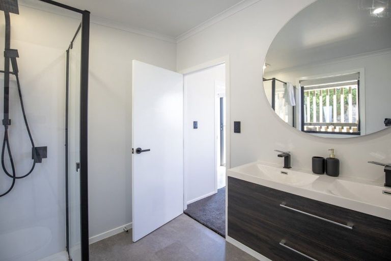 Photo of property in 14 Whaanga Road, Raglan, 3297