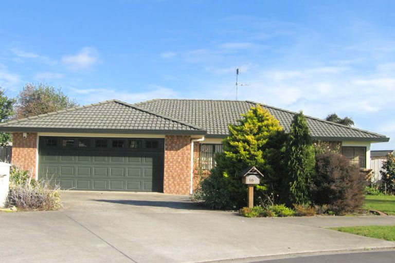 Photo of property in 16 Magilligan Close, East Tamaki Heights, Auckland, 2016