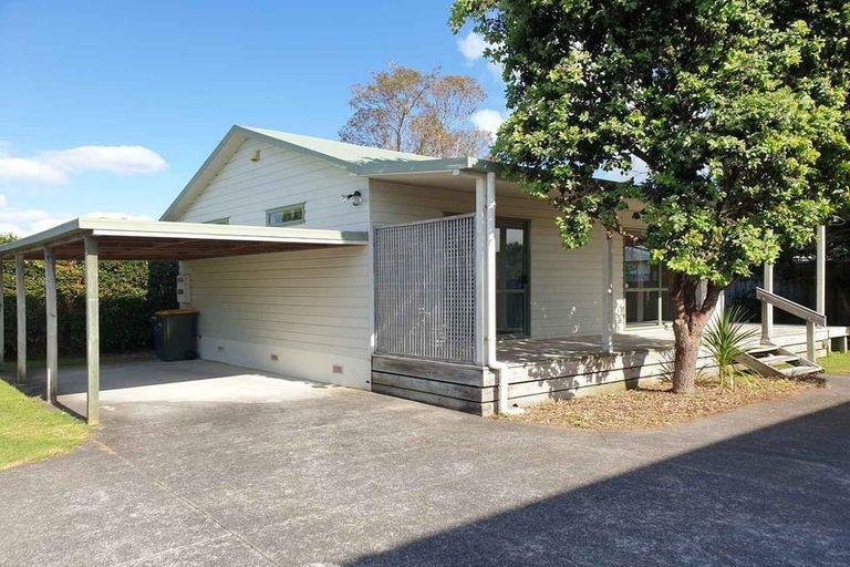 Photo of property in 17a Enderby Drive, Te Atatu Peninsula, Auckland, 0610