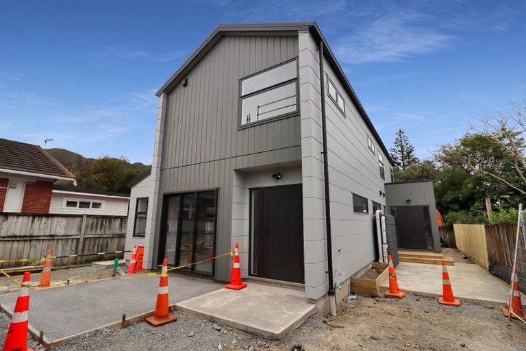 Photo of property in 137 Whites Line East, Waiwhetu, Lower Hutt, 5010