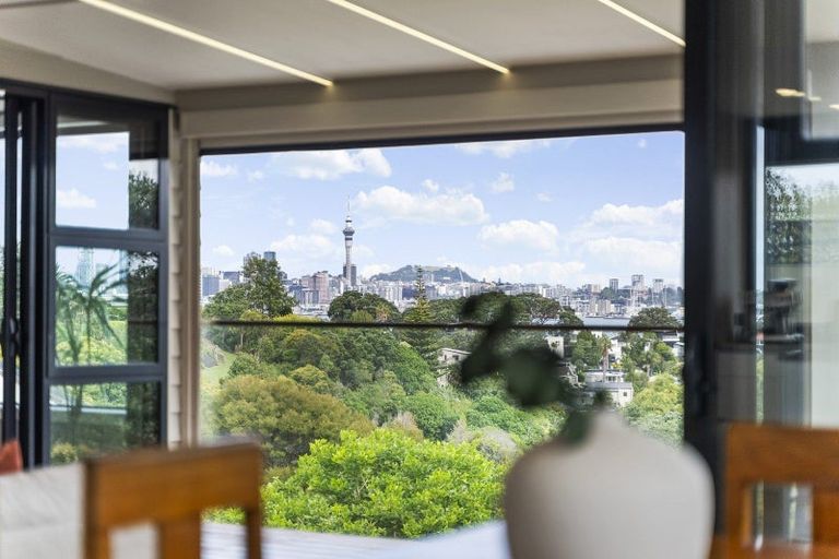 Photo of property in 99 Exmouth Road, Northcote, Auckland, 0627