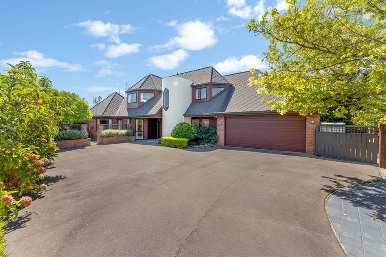 Photo of property in 16 Fraser Court, Roslyn, Palmerston North, 4414