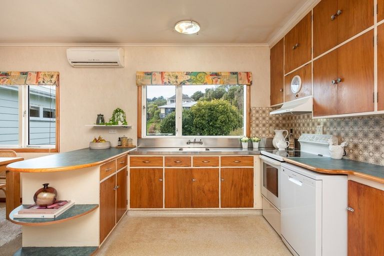 Photo of property in 8 Miles Crescent, Newlands, Wellington, 6037