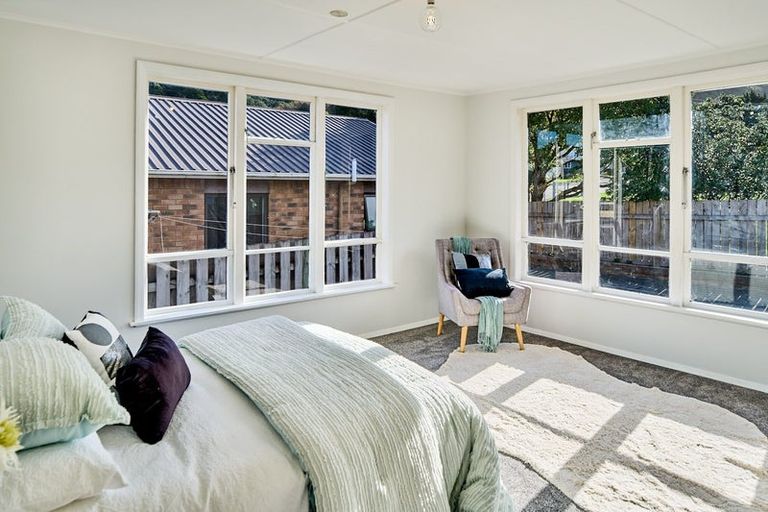 Photo of property in 38a Victory Crescent, Tawa, Wellington, 5028