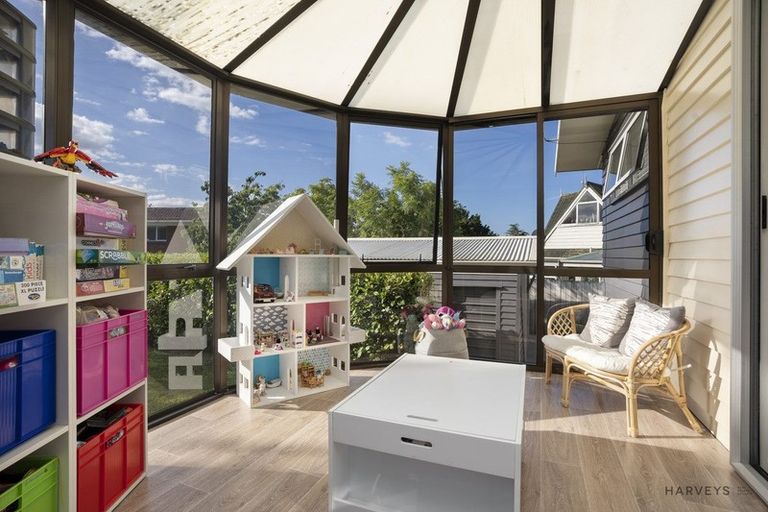 Photo of property in 21 Sunvue Road, Glen Eden, Auckland, 0602