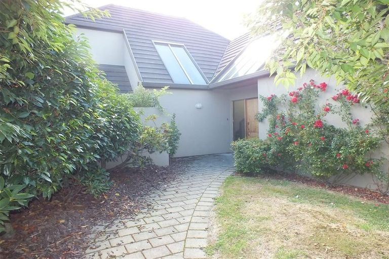 Photo of property in 11 Brockhall Lane, Avonhead, Christchurch, 8042