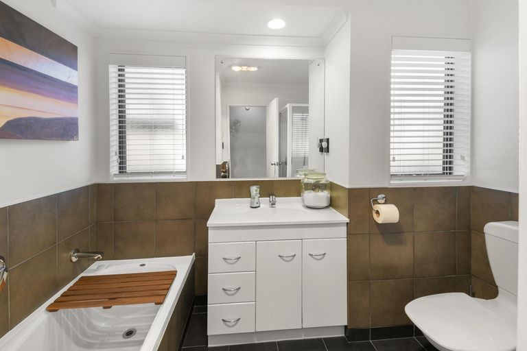 Photo of property in 25 Croftview Road, Wattle Downs, Auckland, 2103