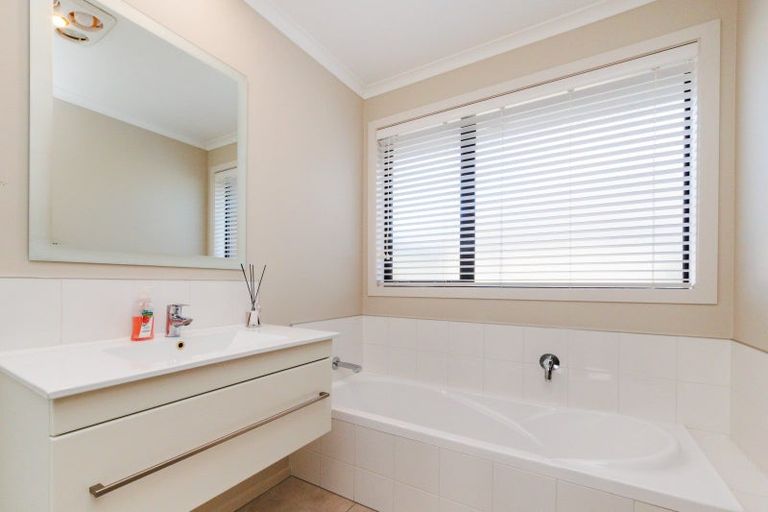 Photo of property in 16 Lorenzo Place, Kelvin Grove, Palmerston North, 4414