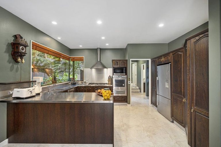 Photo of property in 28 Tyrico Close, Unsworth Heights, Auckland, 0632