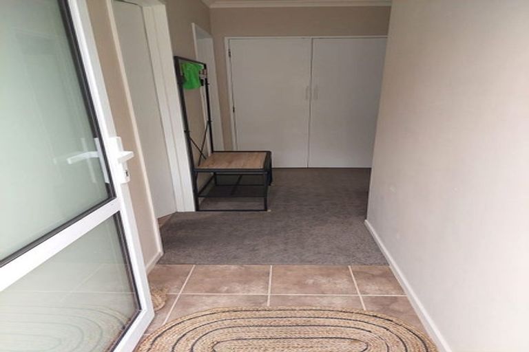 Photo of property in 25b Omega Street, Newlands, Wellington, 6037