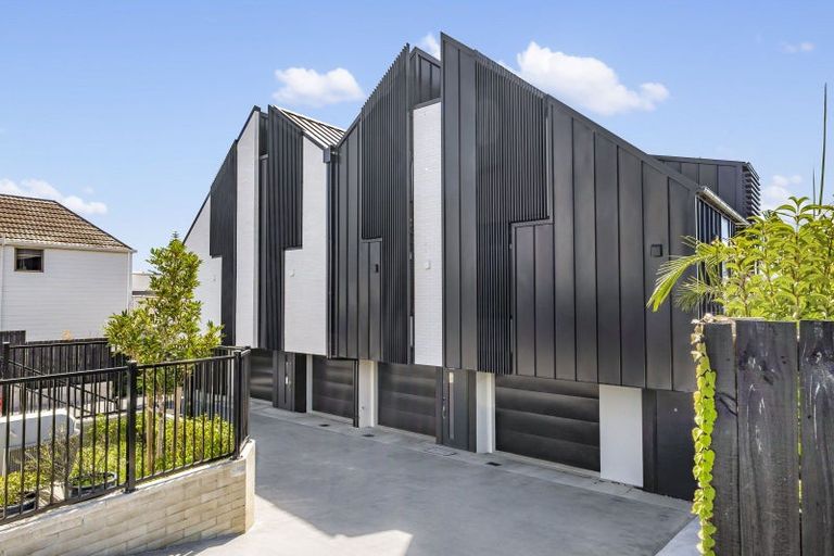 Photo of property in 3/90 Picasso Drive, West Harbour, Auckland, 0618