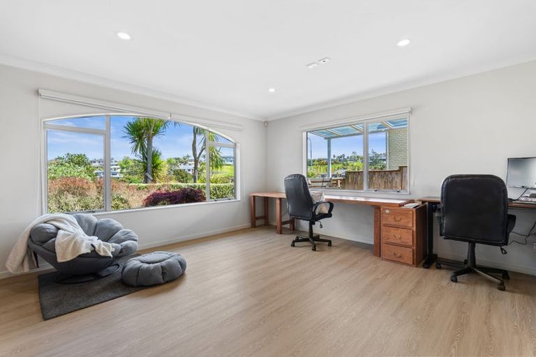 Photo of property in 31 Harrowglen Drive, Northcross, Auckland, 0632