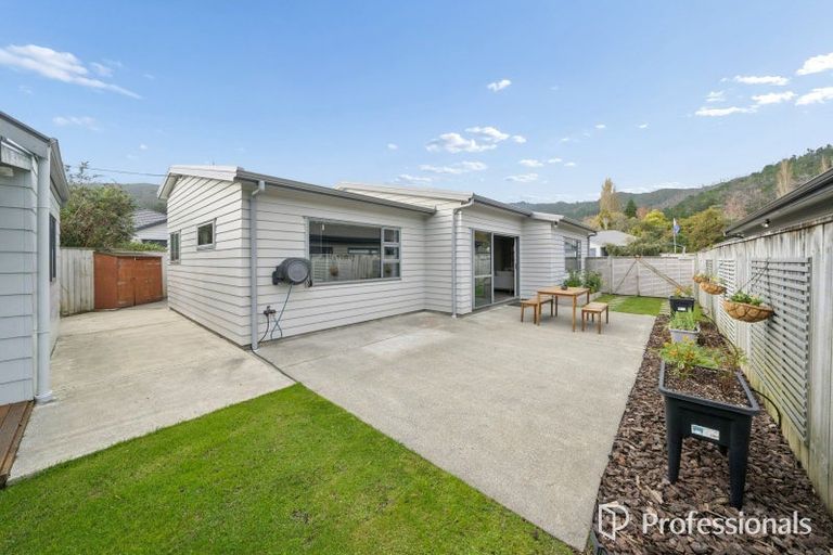 Photo of property in 16 Poppy Watts Grove, Stokes Valley, Lower Hutt, 5019