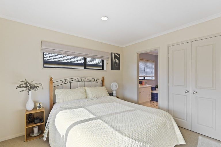 Photo of property in 6 Royal Heights, Glen Avon, New Plymouth, 4312