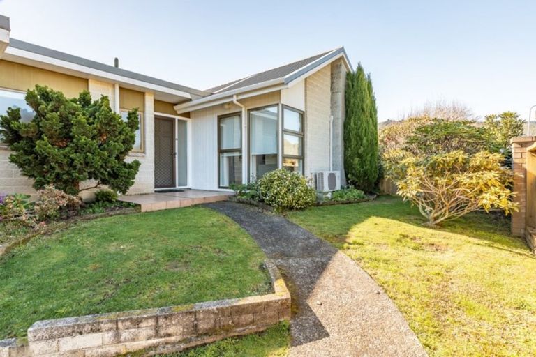 Photo of property in 1 Rewarewa Crescent, Waikanae, 5036