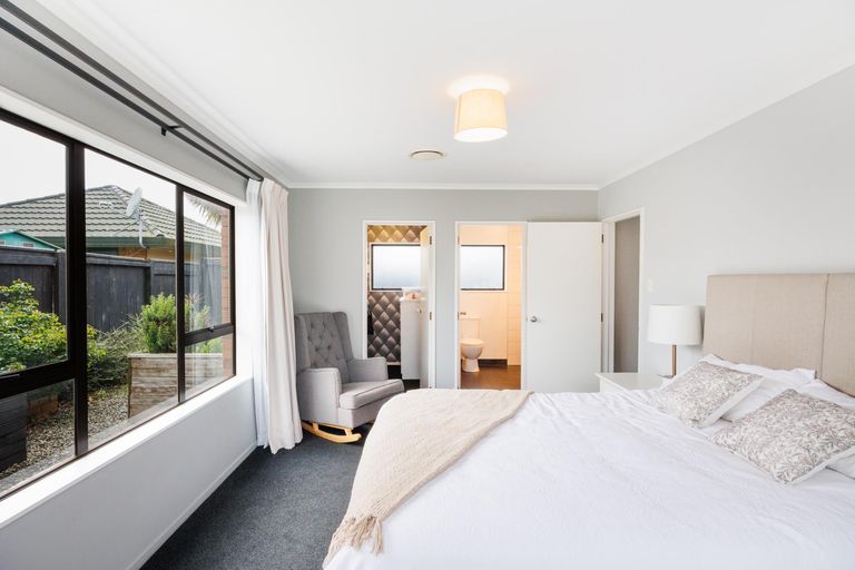 Photo of property in 77 Pacific Drive, Fitzherbert, Palmerston North, 4410