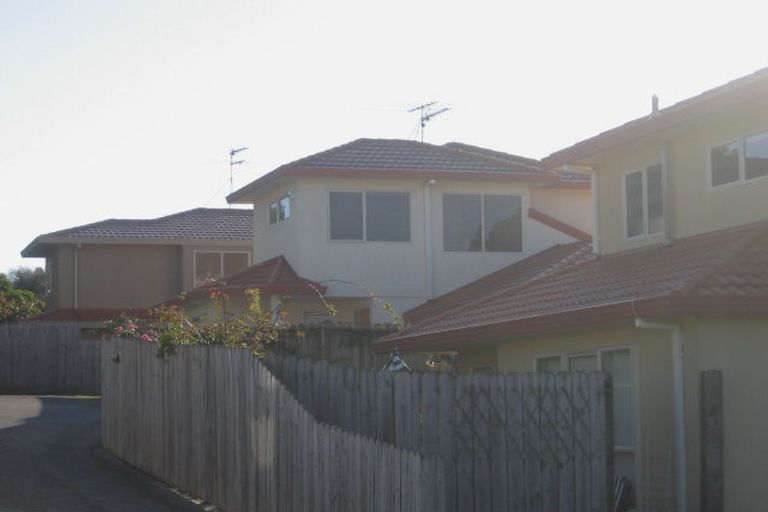 Photo of property in 1/1 Mossop Rise, Glenfield, Auckland, 0629