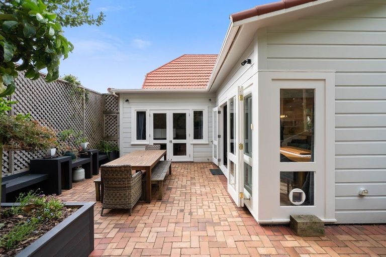 Photo of property in 210 Oriental Parade, Oriental Bay, Wellington, 6011