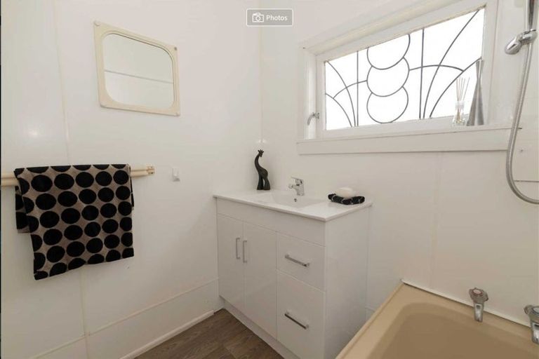 Photo of property in 23 Luckens Road, West Harbour, Auckland, 0618
