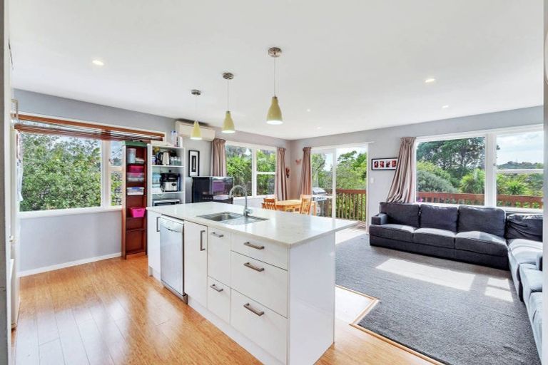 Photo of property in 50 Tamahere Drive, Glenfield, Auckland, 0629