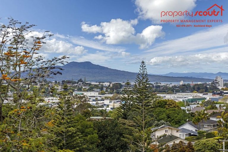 Photo of property in 537 Glenfield Road, Glenfield, Auckland, 0629