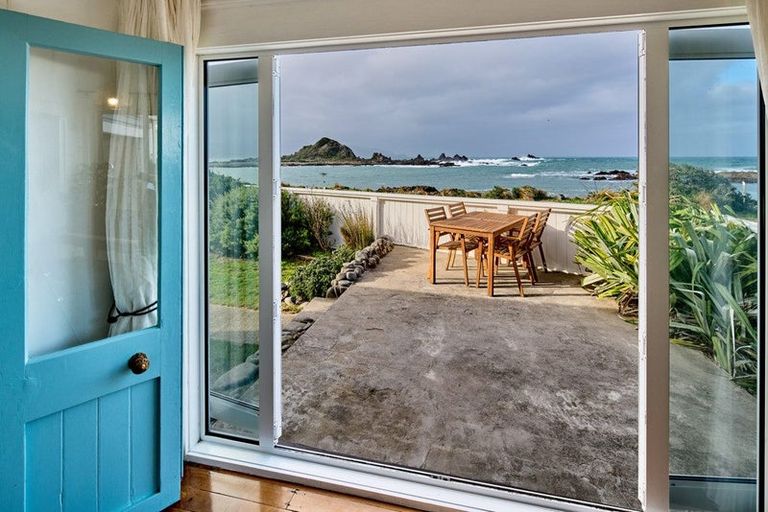 Photo of property in 336 The Esplanade, Island Bay, Wellington, 6023