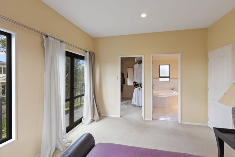 Photo of property in 24 Beach Road, Te Atatu Peninsula, Auckland, 0610