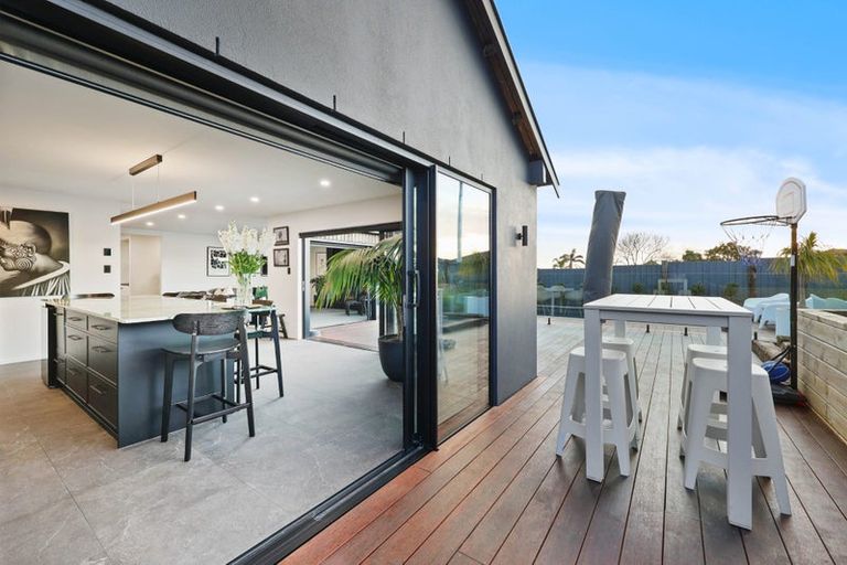 Photo of property in 2 Somerville Road, Shelly Park, Auckland, 2014
