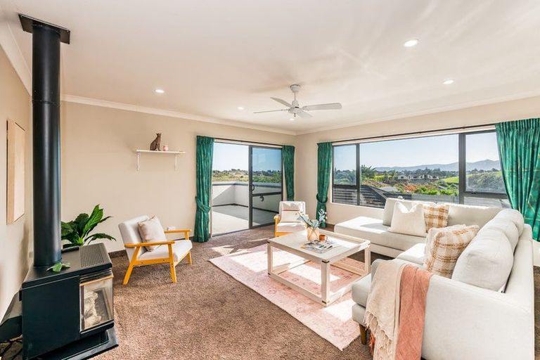 Photo of property in 32 Quadrant Heights, Paraparaumu, 5032
