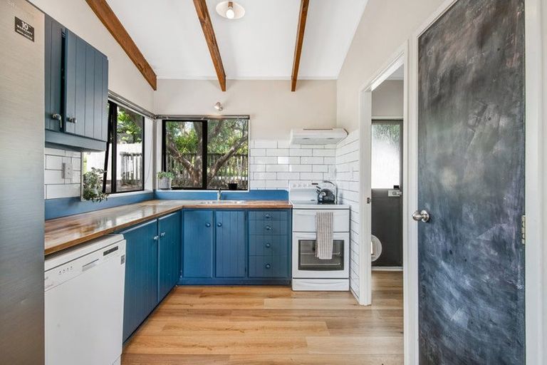 Photo of property in 22 Moffat Road, Red Beach, 0932