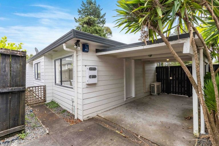 Photo of property in 2/4 Altona Road, Forrest Hill, Auckland, 0620