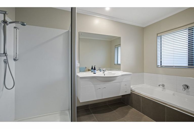 Photo of property in 8 Puketi Lane, Waiuku, 2123