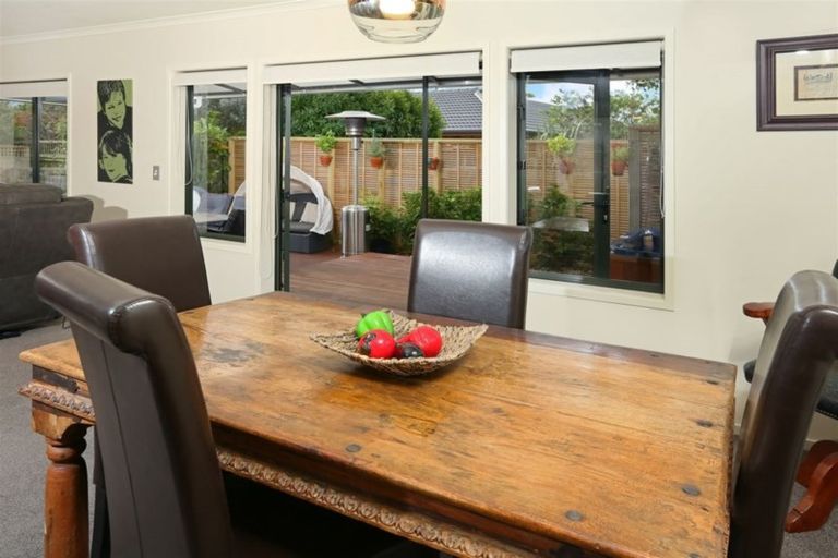 Photo of property in 8 Graven Court, Henderson, Auckland, 0612