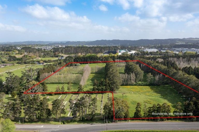 Photo of property in 870 Waitakere Road, Kumeu, 0891