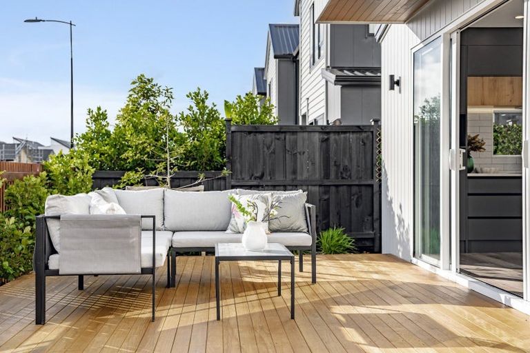 Photo of property in 6 Cara Avenue, Kumeu, 0810