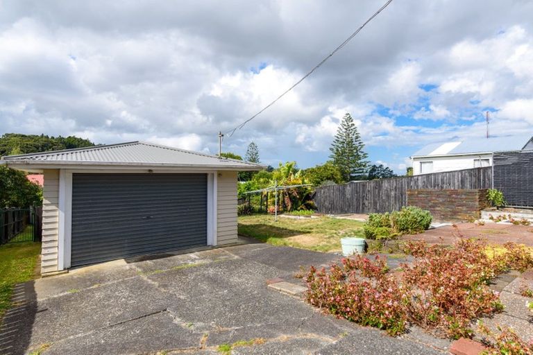 Photo of property in 18 Huruhuru Road, Massey, Auckland, 0614