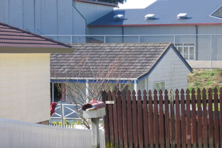 Photo of property in 15 Meadowvale Rise, Titirangi, Auckland, 0604