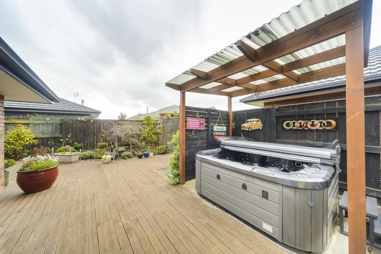 Photo of property in 14 Pegasus Place, Kelvin Grove, Palmerston North, 4414