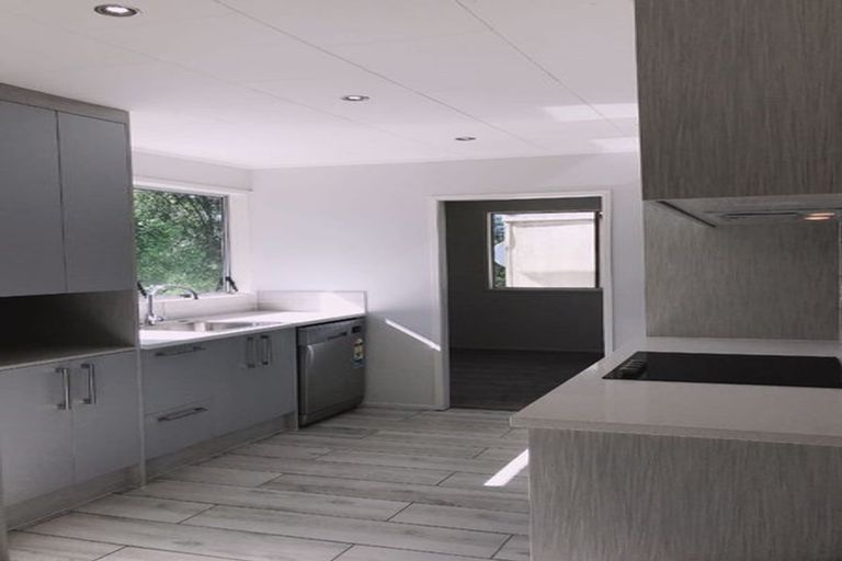 Photo of property in 8 Jenanne Place, Totara Vale, Auckland, 0629