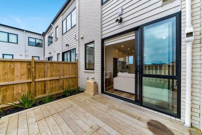 Photo of property in 5/86 Fred Taylor Drive, Westgate, Auckland, 0814