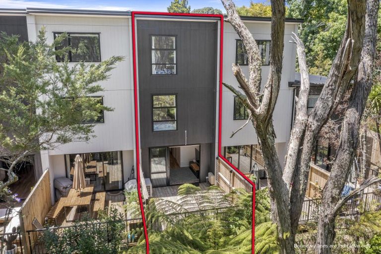 Photo of property in 29 Tokai Place, Glen Eden, 0602