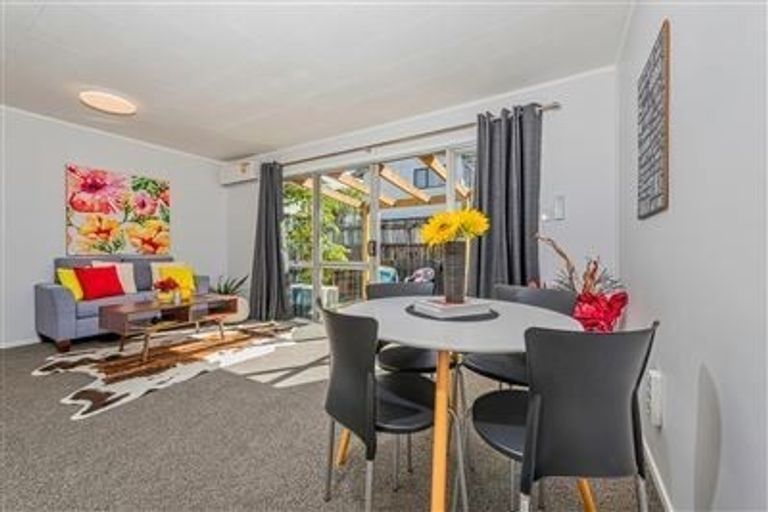 Photo of property in 1/26 Kemp Road, Massey, Auckland, 0614