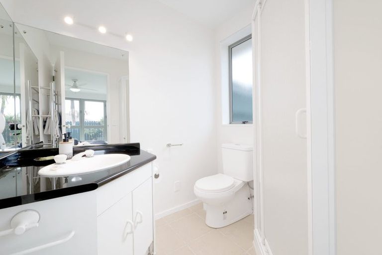 Photo of property in 28 Heversham Place, Glendene, Auckland, 0602