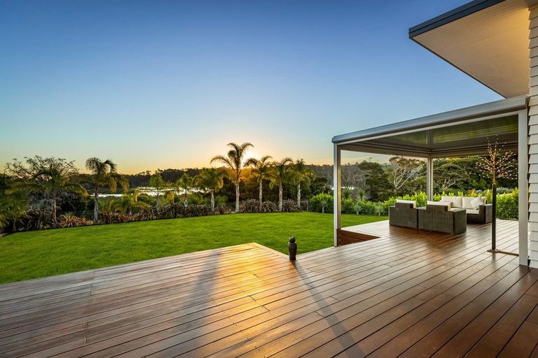 Photo of property in 8 Kerema Way, Schnapper Rock, Auckland, 0632