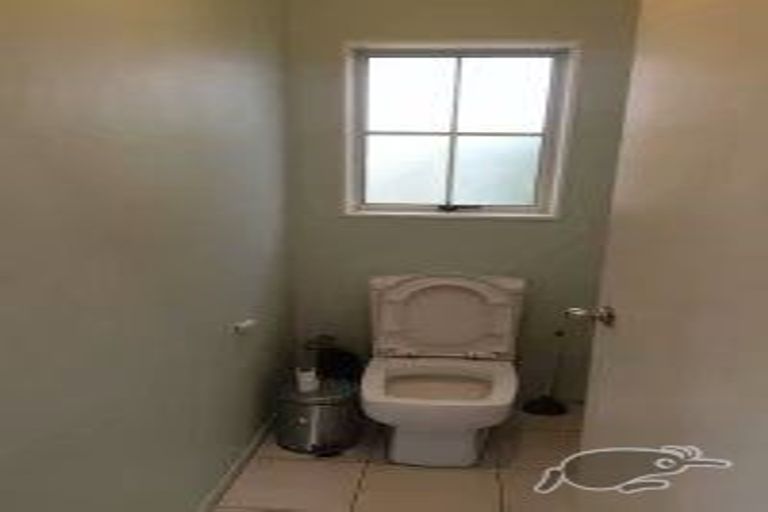 Photo of property in 2/56 Northcote Road, Northcote, Auckland, 0627