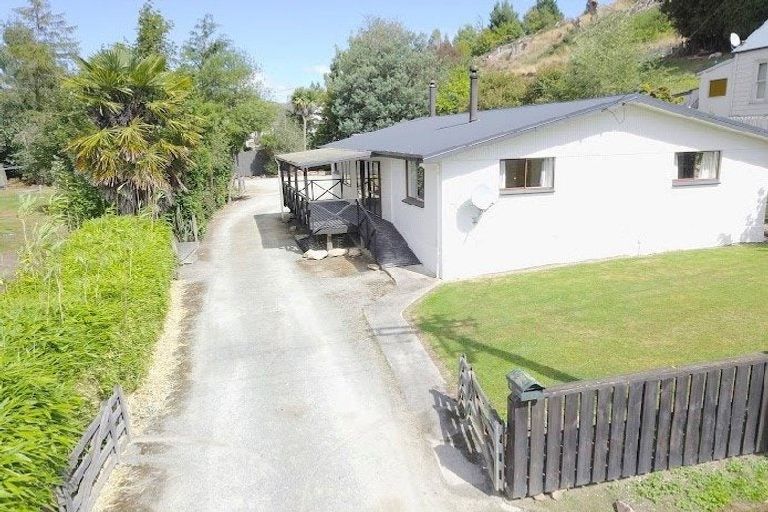 Photo of property in 10 Iona Street, Lawrence, 9532