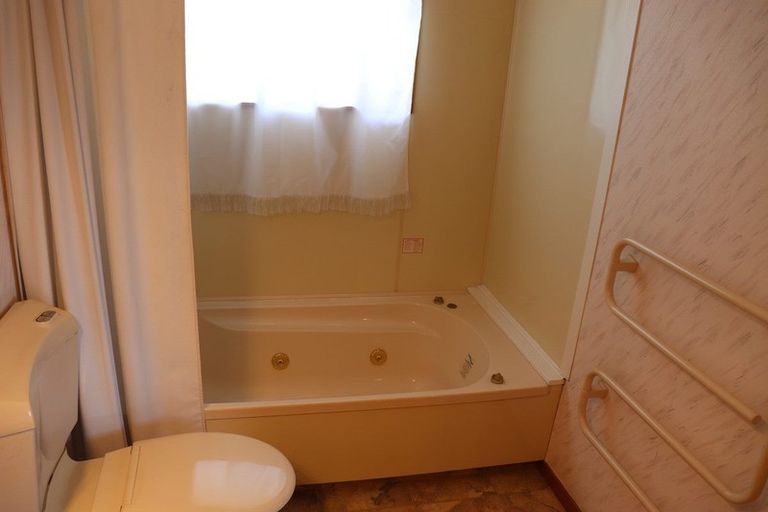 Photo of property in 5 Seville Court, Terrace End, Palmerston North, 4410