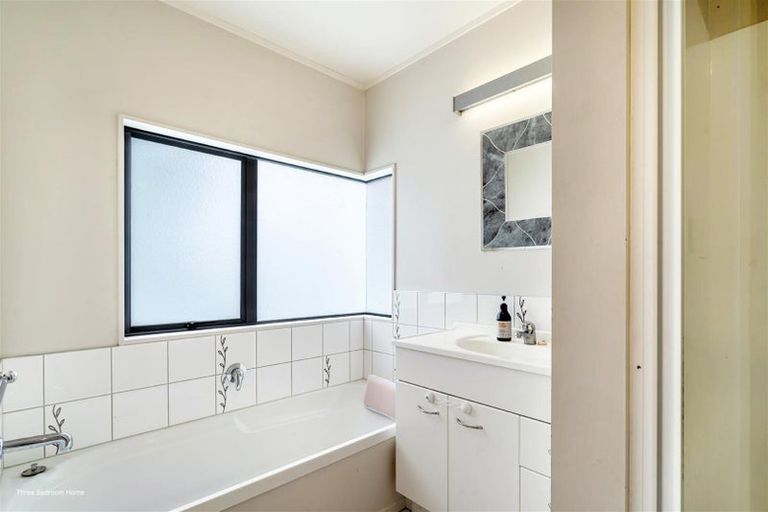 Photo of property in 51 Queen Mary Avenue, New Lynn, Auckland, 0600