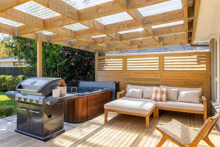 Photo of property in 215 Avonhead Road, Avonhead, Christchurch, 8042